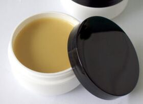 mast na bázi léčivých bylin pro léčbu plísní nohou